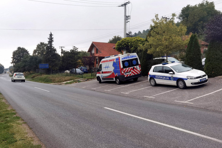Okončana drama u Kragujevcu: Policija nakon tročasovnih pregovora izvela čoveka koji je mačetom napao Hitnu