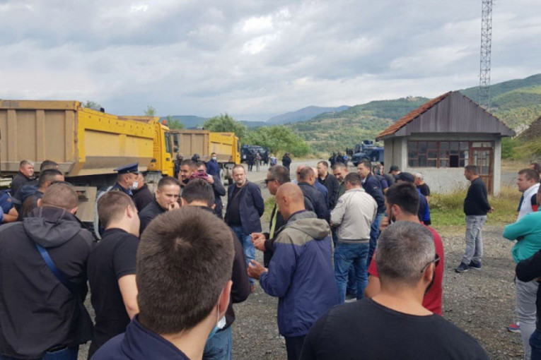 Protest Srba na administrativnim prelazima ušao u sedmi dan: Na Jarinju i Brnjaku napeto, ali mirno