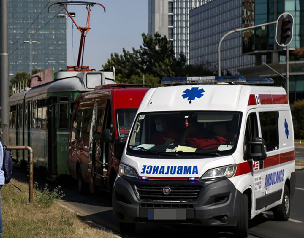 Drama u Železniku: Kombi se sam pokrenuo i pregazio vlasnika, prevezen u bolnicu sa teškim povredama!