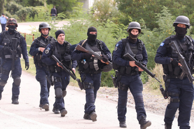 Pogledajte: Jadna šiptarska policija sa dinamitom i dugim cevima pored golorukih i hrabrih Srba! (VIDEO)