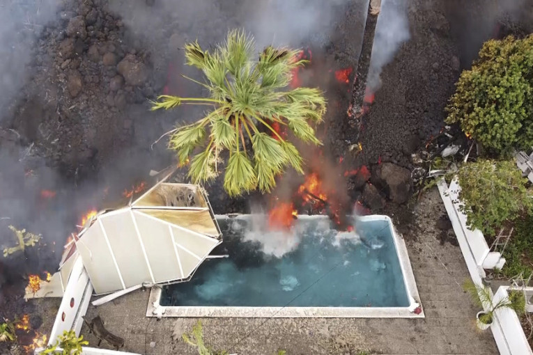 Lava progutala velelepne vile: Otvorio se novi krater, užarena reka se ne zaustavlja (VIDEO)