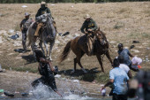 Kao na Divljem zapadu: Patrole na konjima i sa bičevima jurišaju na migrante (VIDEO)