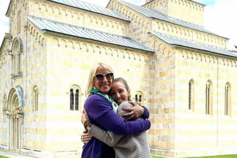 Jelena Đoković i Ana Divac: Dve moćne Srpkinje u čvrstom zagrljaju ispred drevne srpske svetinje (FOTO)