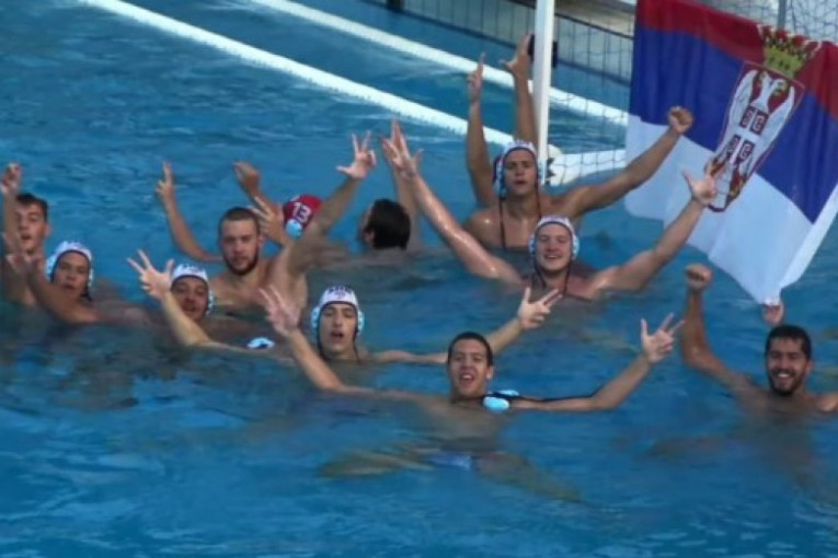 Aj pa, pukni, zoro! Pričest, prase i muzika za svetske šampione u vaterpolu (FOTO, VIDEO)