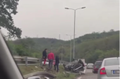 Saobraćajka kod Mokroluškog brda: Automobil se prevrnuo na krov (FOTO)