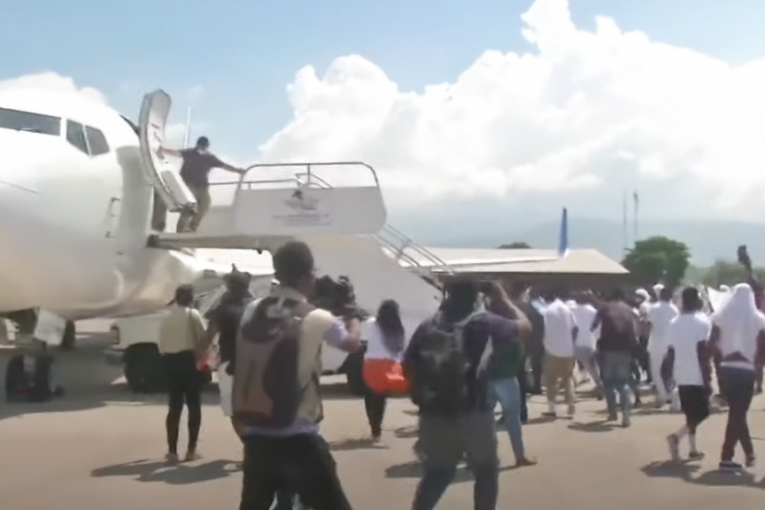 Rasulo na aerodromu: Amerikanci deportovali Haićane, oni pokušali da se vrate natrag, gađali letelicu cipelama (VIDEO)