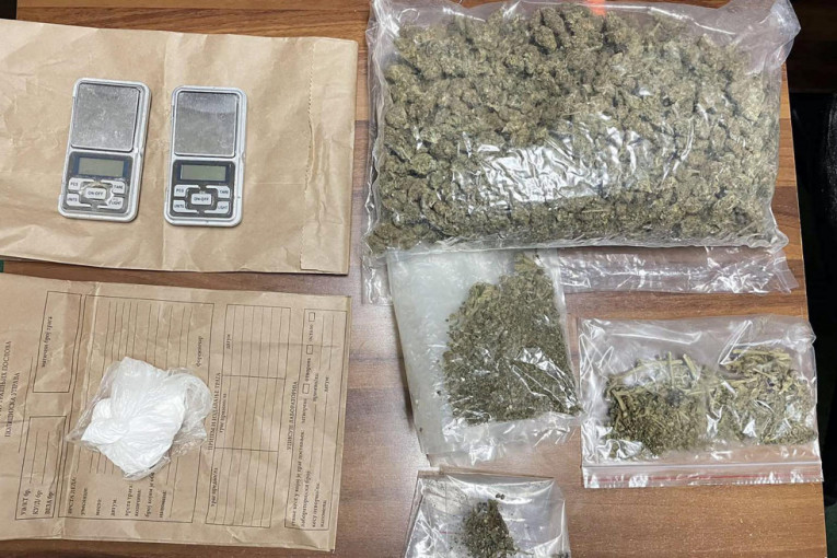 Uhapšen diler u Novom Sadu: Zemuncu u stanu pronašli veću količinu narkotika (FOTO)