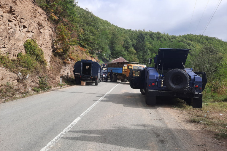 Incident na Brnjaku: Specijalci pokušali da izvuku Srbina iz kola, tenzije podignute