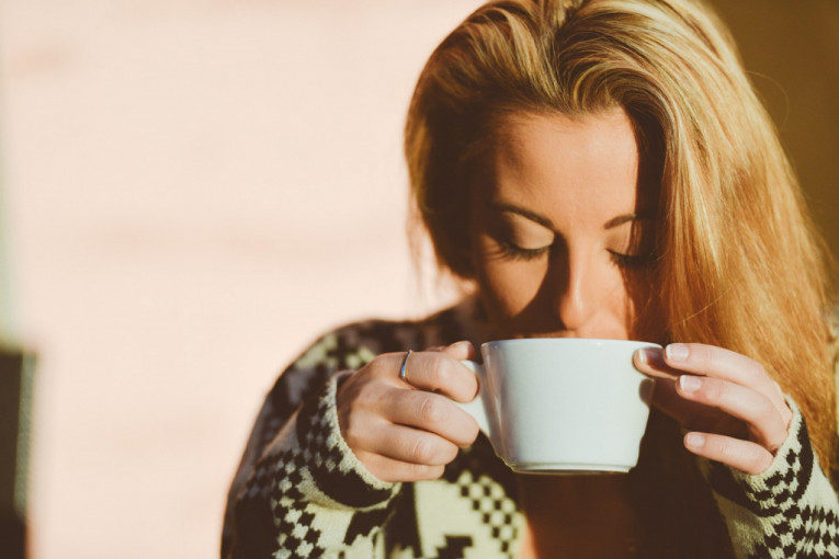 Prvo što ujutru popijete je topla kafa: Doktor objašnjava zašto je to pogrešno