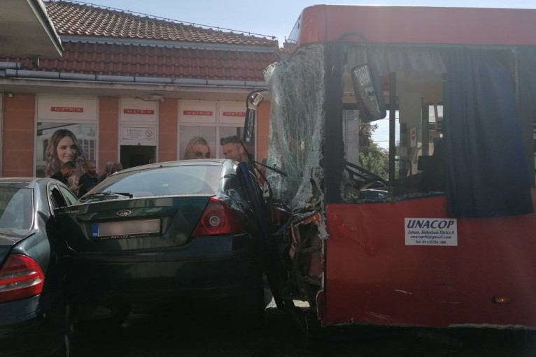 Vozač autobusa koji je uleteo u park u Zemunu prihvata svaku kaznu:  Najbitnije mi je da se dete potpuno oporavi (FOTO)
