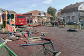 Autobus uleteo u park u Zemunu, povređena deca! Uništeni tobogani i ljuljaške (FOTO/VIDEO)