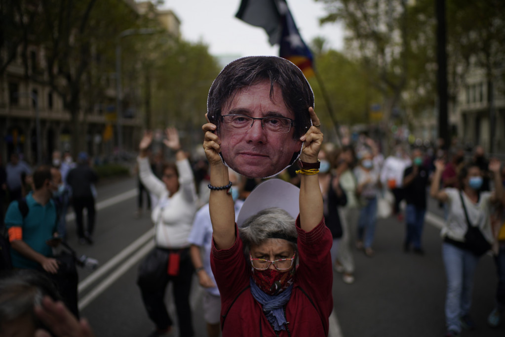 Demonstracije na ulicama Barselone: Građani zahtevaju oslobađanje Pućdemona (VIDEO)
