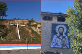 Berane dočekuje patrijarha: Na severu Crne Gore obnovljeni veliki krst i srpska trobojka (FOTO/VIDEO)