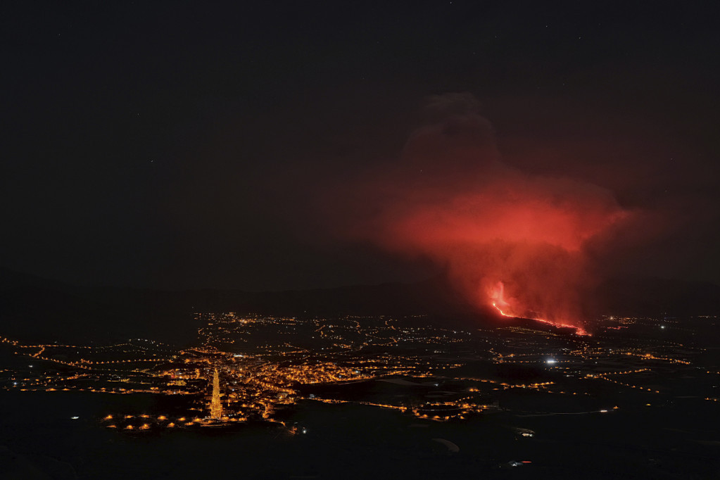 Vulkan na španskom ostrvu ušao u najopasniju fazu: Ispušta zastrašujuće zvuke, lava guta sve pred sobom (VIDEO)