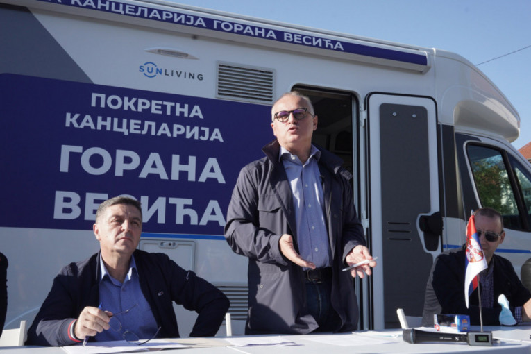Vesićeva "putujuća kancelarija" prozor za probleme građana: Meštani Arnajeva dobijaju vodu do 15. oktobra (FOTO)
