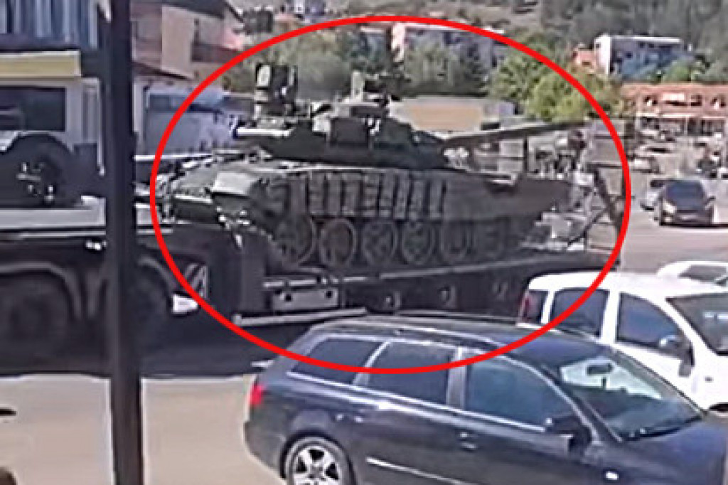 Vojska premešta tenkove ka Jarinju: Kolona krenula iz Raške (VIDEO)
