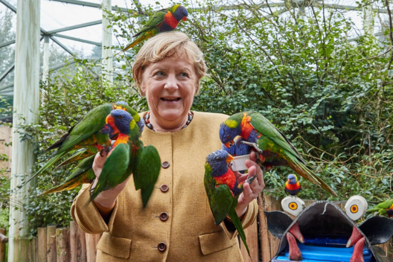 Angela Merkel pozirala sa papagajima: Jedan je gricnuo