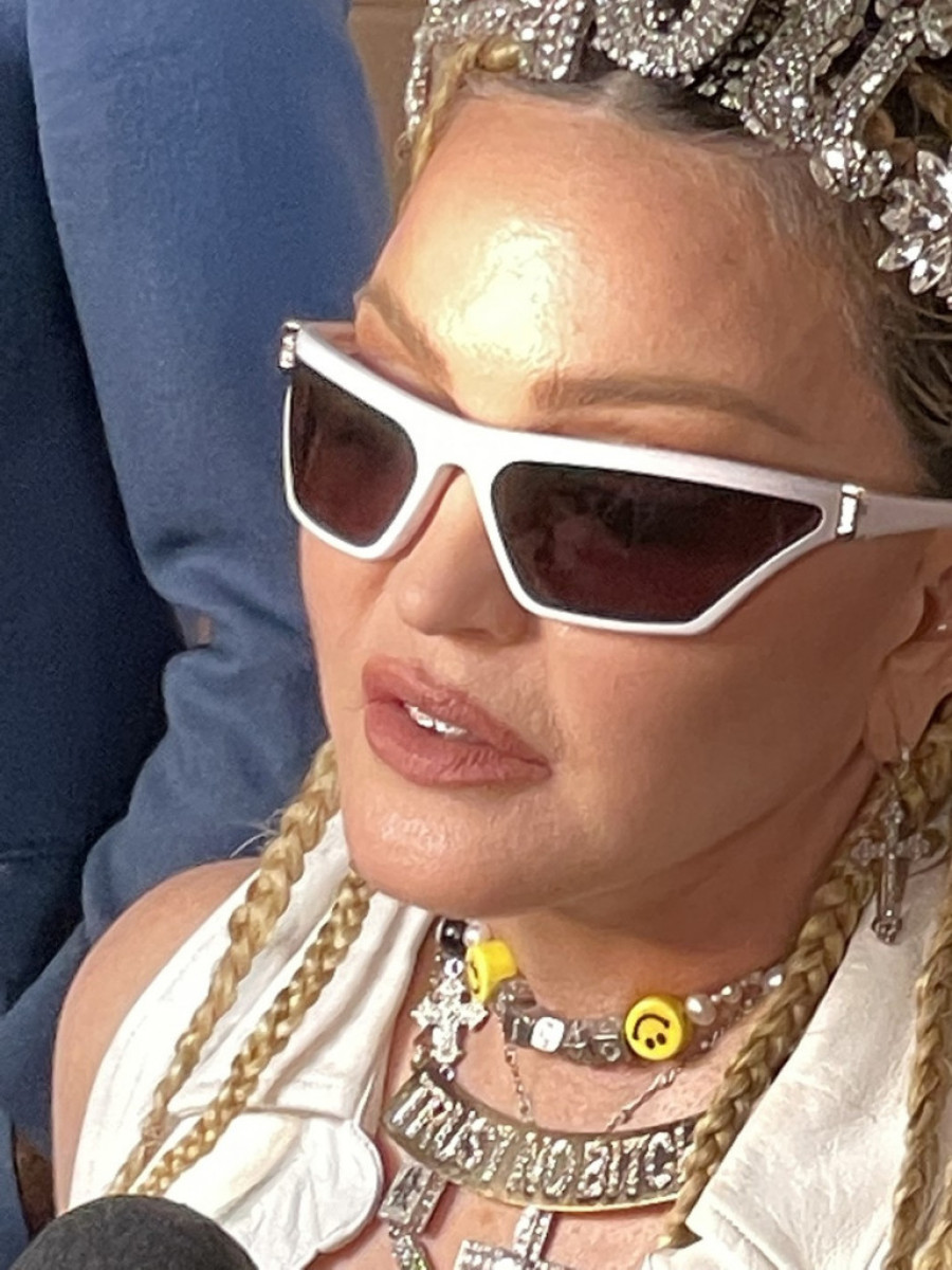 Madona neprepoznatljiva posle plastičnih operacija: Ponašanje njenog 36 godina mlađeg dečka zgrozilo javnost! (FOTO)