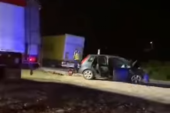Stravična saobraćajna nesreća u Mladenovcu: Putnici vrište dok vatrogasci seku vozilo! (VIDEO)