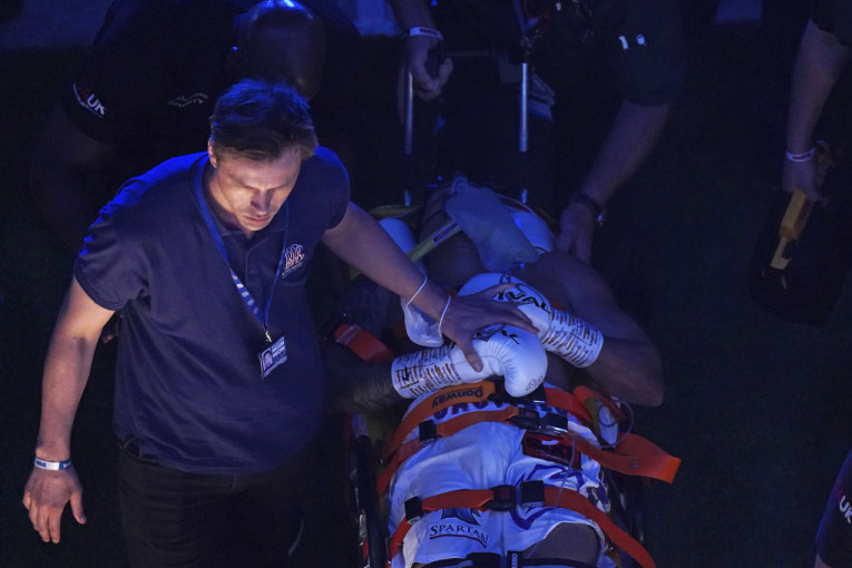 Svi su ostali u šoku! Stravičan nokaut, bokser iz Paname hitno prebačen u bolnicu (FOTO)