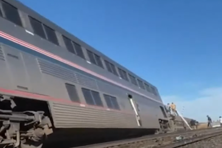 Voz iskočio iz šina: Troje mrtvih, desetine povređenih (VIDEO)