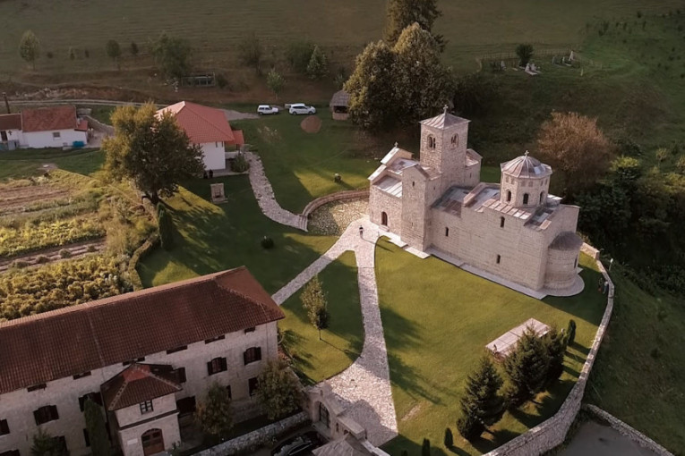 Đurđevi stupovi - simbol raspeća srpskog naroda: Manastir je spaljivan pet puta (VIDEO/FOTO)