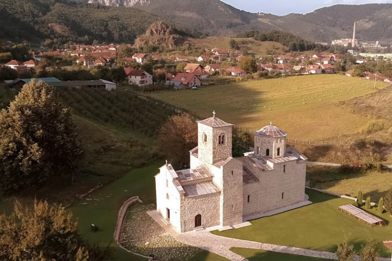 Đurđevi stupovi - simbol raspeća srpskog naroda: Manastir je spaljivan pet puta (VIDEO/FOTO)