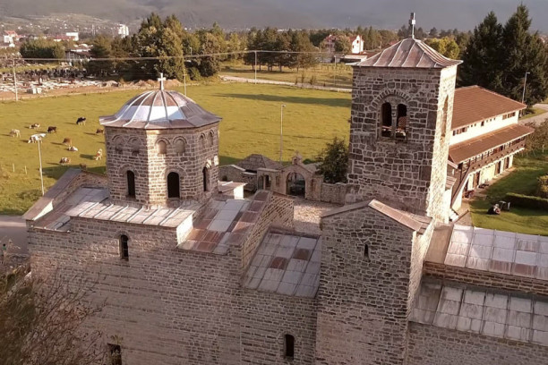 Đurđevi stupovi - simbol raspeća srpskog naroda: Manastir je spaljivan pet puta (VIDEO/FOTO)