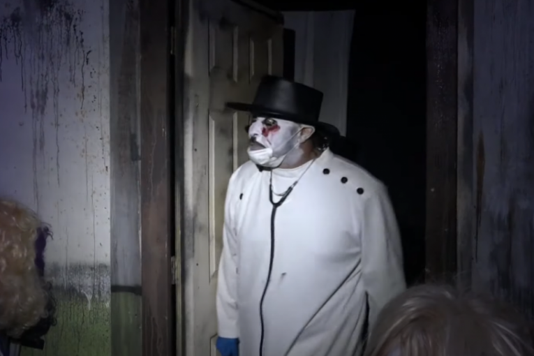Zabava u Kući strave se pretvorila u pravi horor: Hteo da uplaši dečaka, pa počeo da vitla nožem (VIDEO)