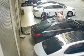 Bizaran snimak: Polugola žena pala sa terase na automobil, i to tokom intimnog odnosa! (VIDEO)