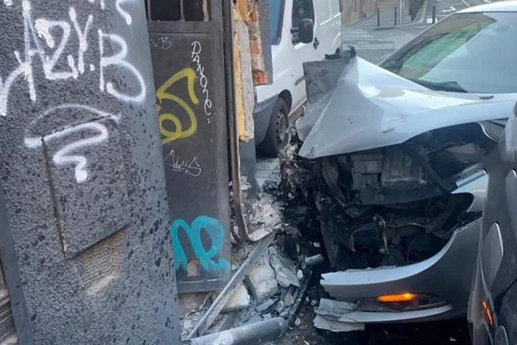 Pojavio se snimak stravičnog udesa u Beogradu: Vozač u punoj brzini izleteo iz raskrsnice i udario u zgradu (VIDEO)