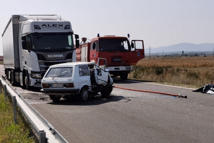 Teška saobraćajka kod Niša: U sudaru putničkog i teretnog vozila poginule dve osobe (VIDEO)