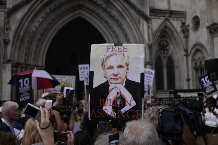 Britanski sud promenio odluku: Asanž može da bude isporučen SAD