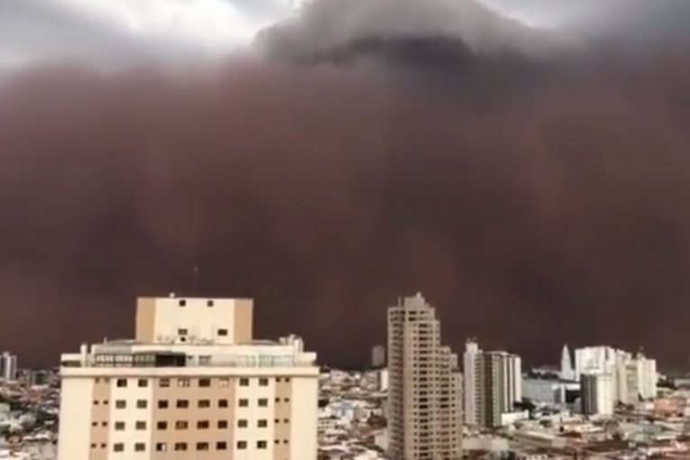 Peščana oluja progutala grad: Digla se ogromna prašina, scene kao iz apokaliptičnih filmova (VIDEO)