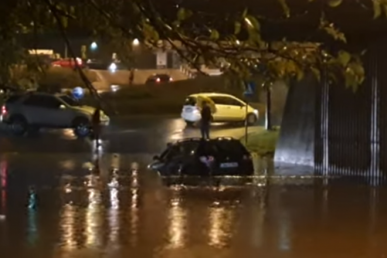 Muškarac zarobljen na krovu automobila: Obilne padavine poplavile put