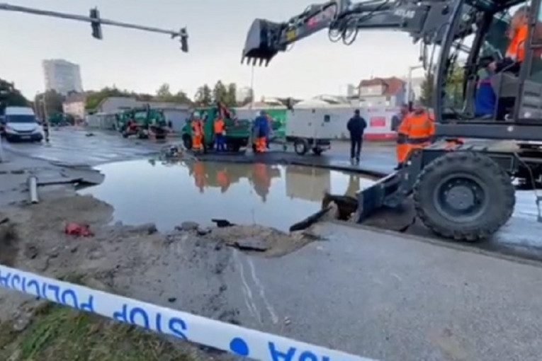 Stanovnike Zagreba poplava ponovo probudila: Pukla cev iz koje se izlila veća količina vode (VIDEO)