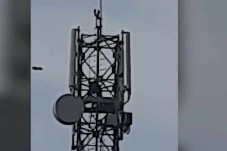 Pripadnici tzv. Kosovske policije skinuli srpsku zastavu sa repetitora u Vrbovcu