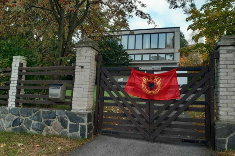 Vandalski čin: Na Ambasadi Srbije u Helsinkiju osvanula zastava UČK