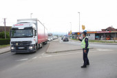 Žestok sudar automobila i kamiona na ulazu u Zemun Polje! (VIDEO)