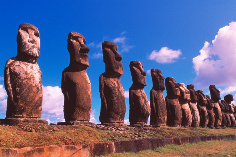 Kamene statue kao trajni dokaz jedne od najneobičnijih civilizacija koju je svet ikada video