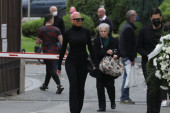 Jelena Karleuša u suzama i crnini stigla na Novo groblje da isprati Marinu Tucaković (FOTO)