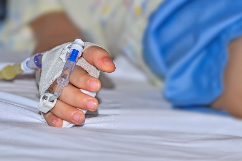 Preminula dvogodišnja devojčica iz Kaknja: Nakon operacije pala u komu jer ju je operisala lekarka bez licence?!