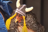 Važna je ideja: Hekla kape za kokoške i od toga odlično zarađuje (VIDEO)