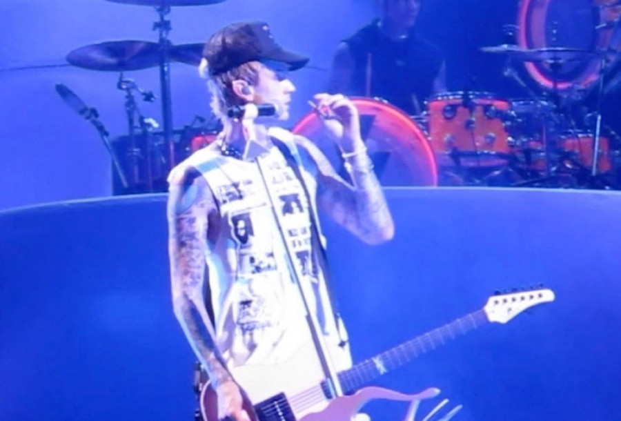 Dečko Megan Foks ponovo napravio skandal u javnosti: Udario fana nasred koncerta! (VIDEO)