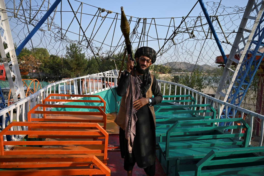 Teško naoružani talibani u provodu u zabavnom parku: Rade sve ono što su drugima zabranili (FOTO/VIDEO)