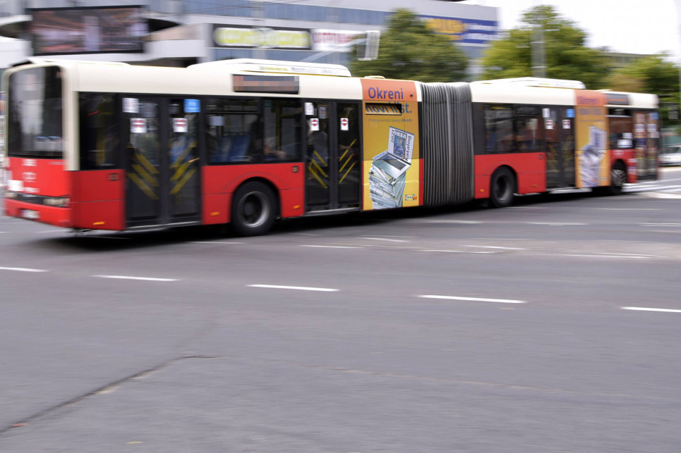 Nesreća na Zvezdari: Autobus upao u otvoren šaht, povređena jedna osoba