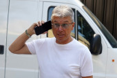 Popović poručio članicama žirija da su babe, sebe uporedio sa mamutom