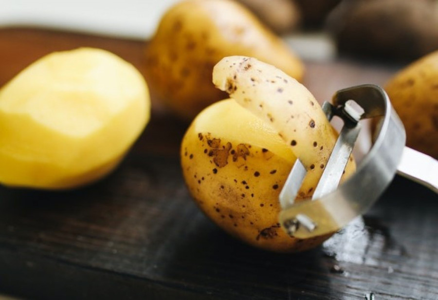 Krompir, pre kuvanja, držite u vodi? Stručnjaci otkrivaju da li je to ispravan način čuvanja