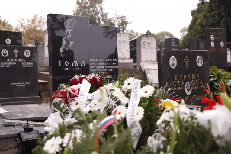 Tri decenije od smrti Tome Zdravkovića: Na groblju prvi put nije njegov rođeni brat  (FOTO/VIDEO)