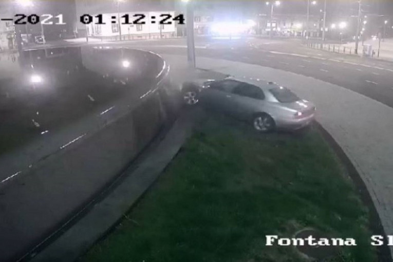 Fontana na Slaviji oštećena, u nju udario automobil! (VIDEO)